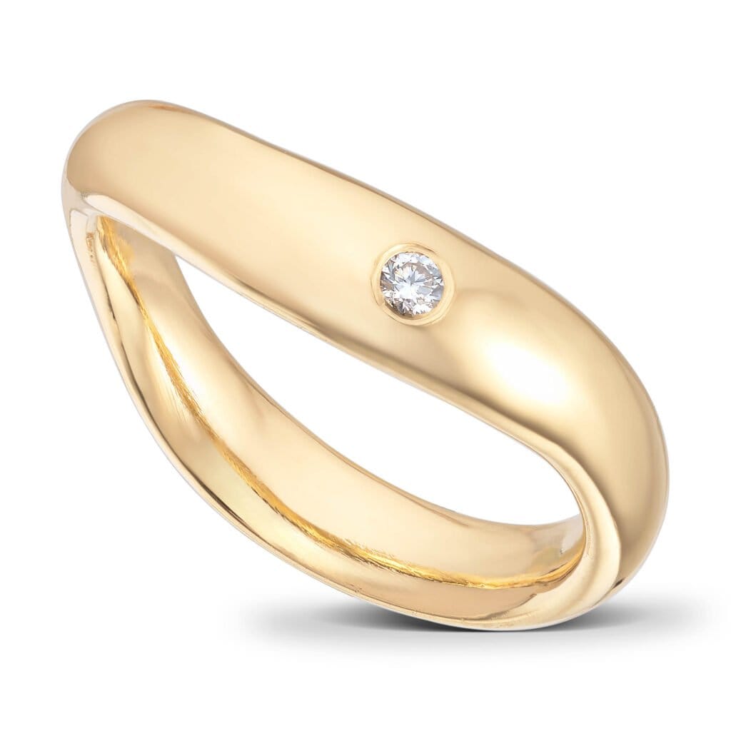Ehering aus 14 Karat Gelbgold. Wellenförmige Form. Glänzende Oberfläche.