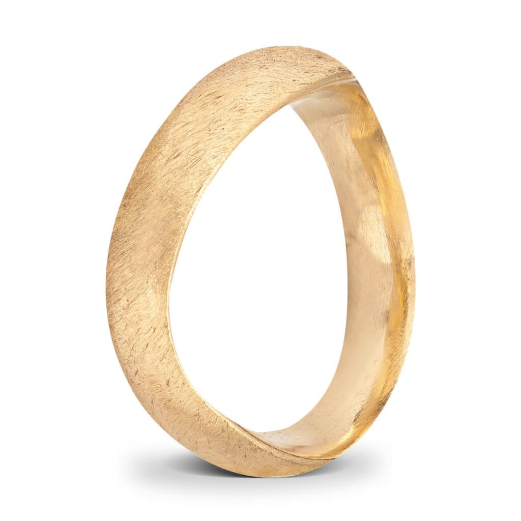 Ehering aus 14 Karat Gelbgold. Wellenförmige Form. Gebürstete Oberfläche.