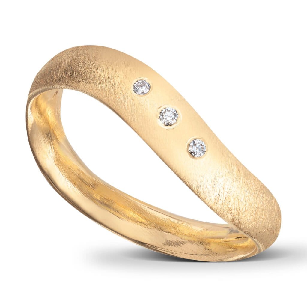 Ehering aus 14 Karat Gelbgold. Wellenförmige Form. Gebürstete Oberfläche. Mit 3 Diamanten besetzt.