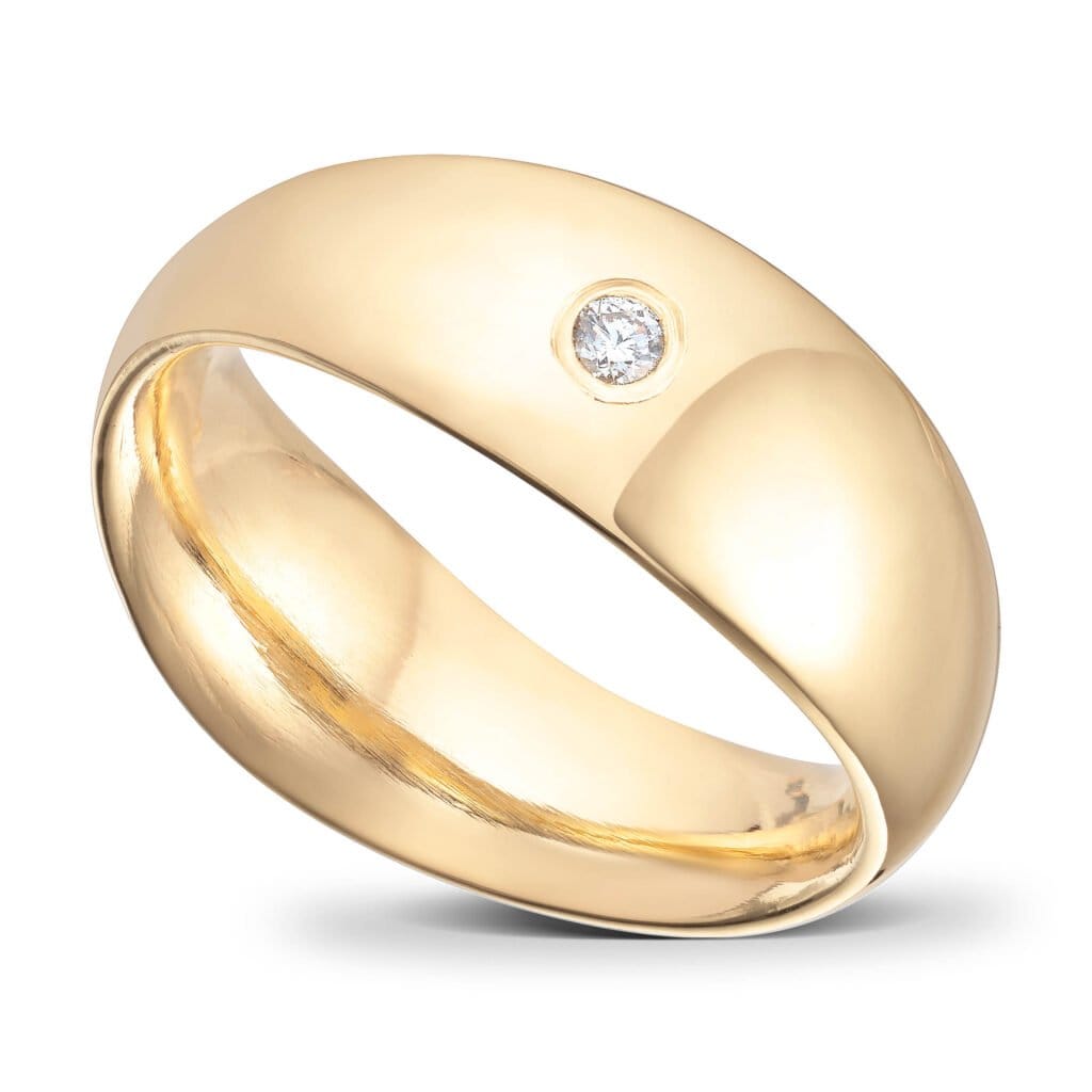 Ehering aus 14 Karat Gelbgold. Polierte Version. Eine breite Wellenform verleiht dem Ring einen aufregenden Ausdruck. Abgerundete Oberfläche sorgt für ein weiches Aussehen. Die abgerundete Innenseite sorgt für einen angenehmen Tragekomfort am Finger. 1 Diamanteinlage.
