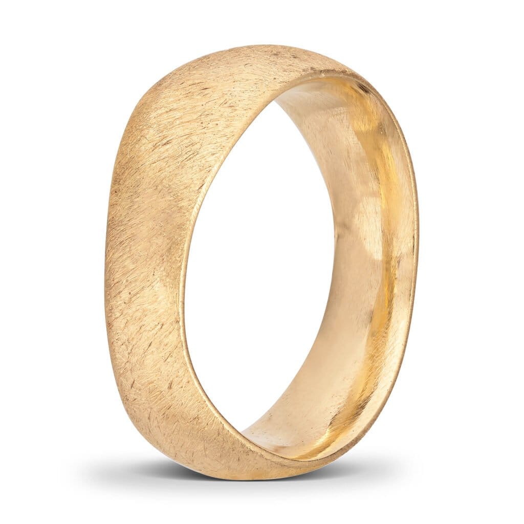 Ehering aus 14 Karat Gelbgold. Gebürstete Version. Eine breite Wellenform verleiht dem Ring einen aufregenden Ausdruck. Abgerundete Oberfläche sorgt für ein weiches Aussehen. Die abgerundete Innenseite sorgt für einen angenehmen Tragekomfort am Finger.