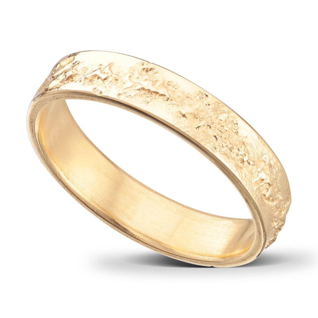 Ehering mit gealterter Oberfläche und geraden Kanten. 14 Karat Gelbgold.