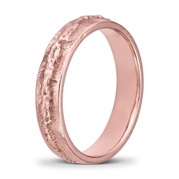 Giftering i med urolig overflate og rette kanter. 14 K Roségull.
