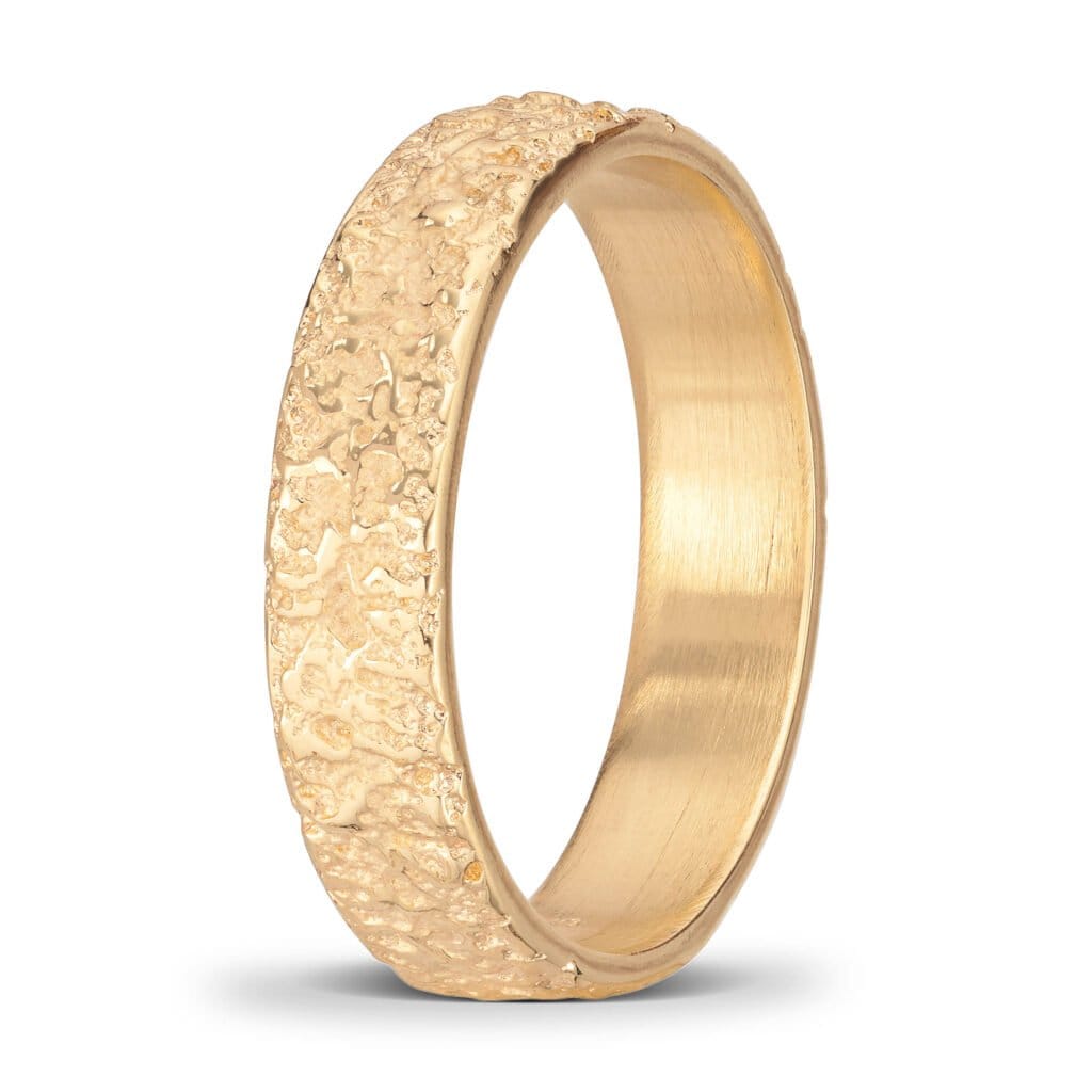 Ehering aus 14 Karat Gelbgold. 5 mm breit. Zerklüftete Oberfläche und gerade Kanten. Die Innenseite des Rings ist abgerundet, um ein angenehmes Tragegefühl zu gewährleisten.