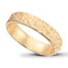 Ehering aus 14 Karat Gelbgold. 5 mm breit. Zerklüftete Oberfläche und gerade Kanten. Die Innenseite des Rings ist abgerundet, um ein angenehmes Tragegefühl zu gewährleisten.