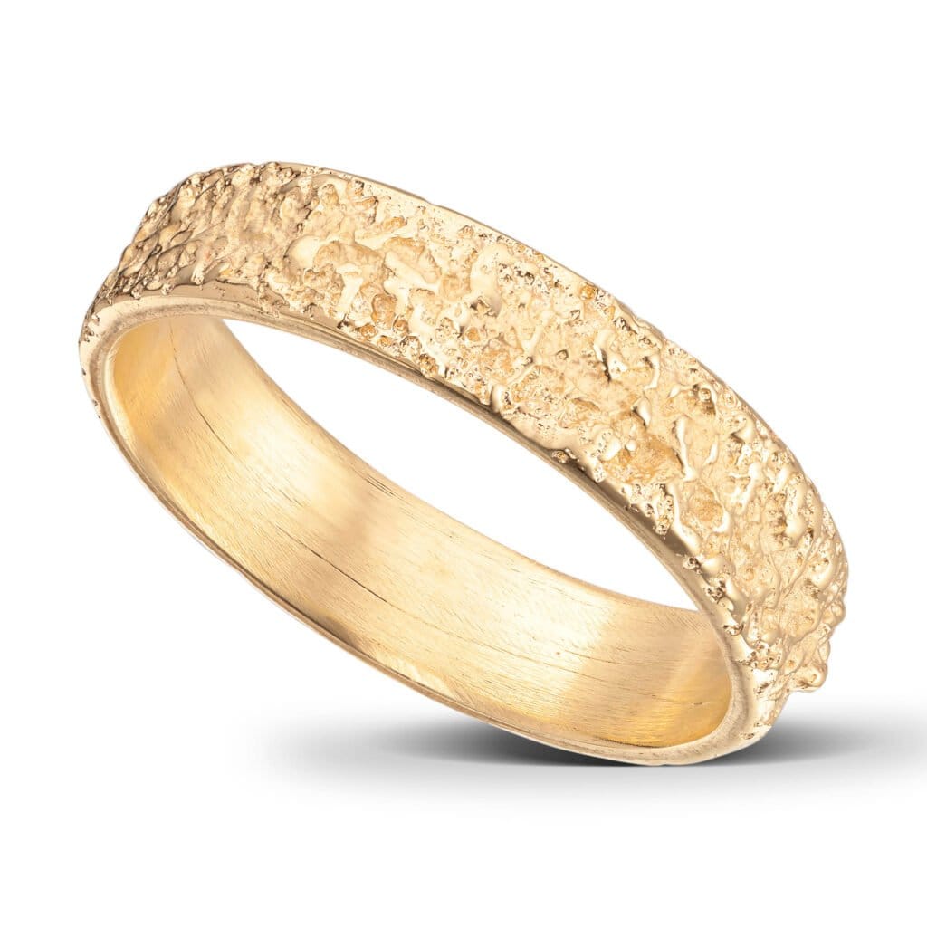 Ehering aus 14 Karat Gelbgold. 5 mm breit. Zerklüftete Oberfläche und gerade Kanten. Die Innenseite des Rings ist abgerundet, um ein angenehmes Tragegefühl zu gewährleisten.