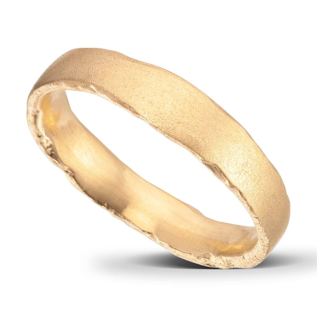 Schmaler und dünner Ehering. Gebürstete Oberfläche und unebene Seiten. 14 Karat Gelbgold.