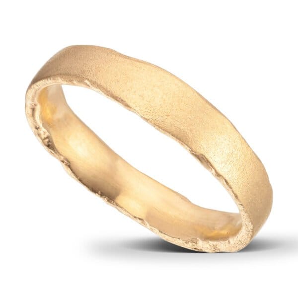 Schmaler und dünner Ehering. Gebürstete Oberfläche und unebene Seiten. 14 Karat Gelbgold.