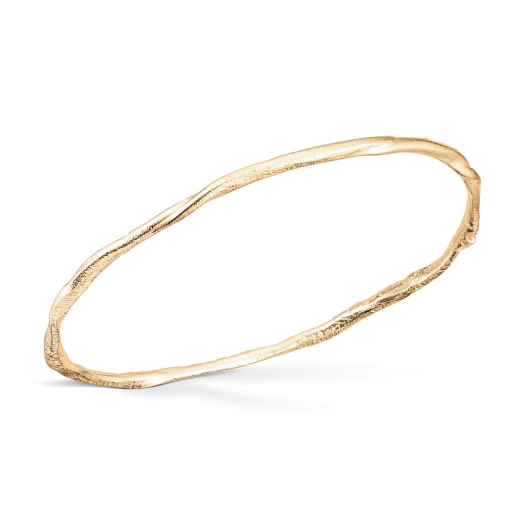 Ein organischer Armreif aus 14 Karat Gelbgold, ca. 2 - 3 mm dick.