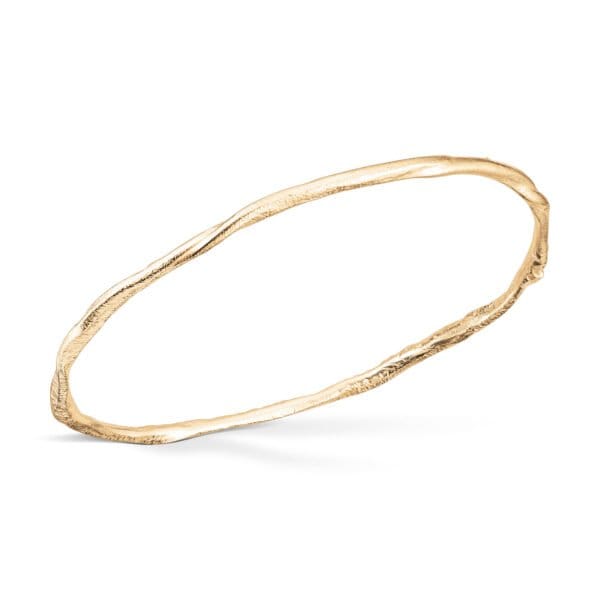 En organisk armring i 14 karat Gult gull, ca 2 - 3 mm tykkelse.