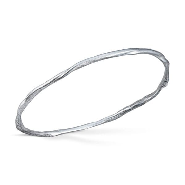 En organisk armring i 14 karat Hvitt gull, ca 2 - 3 mm tykkelse.