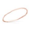 Ein organischer Armreif aus 14 Karat Roségold, ca. 2 - 3 mm dick.
