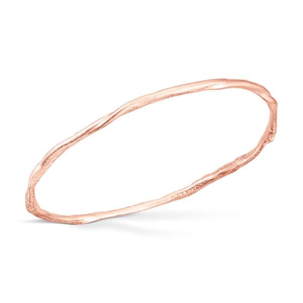 En organisk armring i 14 karat Rosé gull, ca 2 - 3 mm tykkelse.