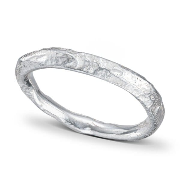 En organisk ring i 14 karat Hvitt gull, ca 2 mm ringskinne. Ringen fås i størrelse 48 - 72.
