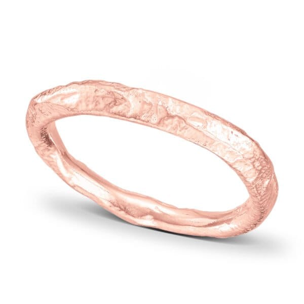 En organisk ring i 14 karat Rosé gull, ca 2 mm ringskinne. Ringen fås i størrelse 48 - 72.