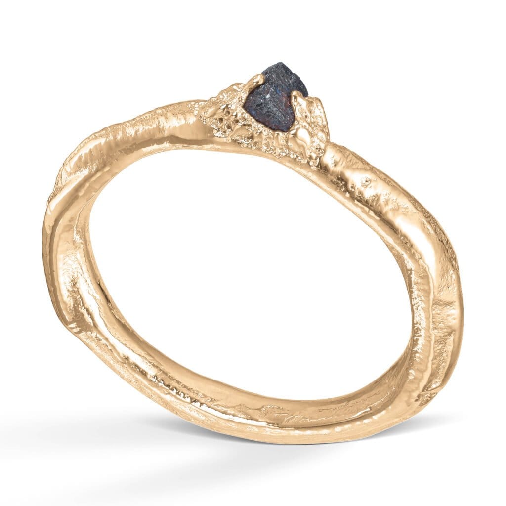 14 Karat Gelbgold. Ein organischer Ring mit einem eingegossenen 3 mm Rohdiamanten. Handgefertigt. Wählen Sie zwischen den Größen 48 – 72.