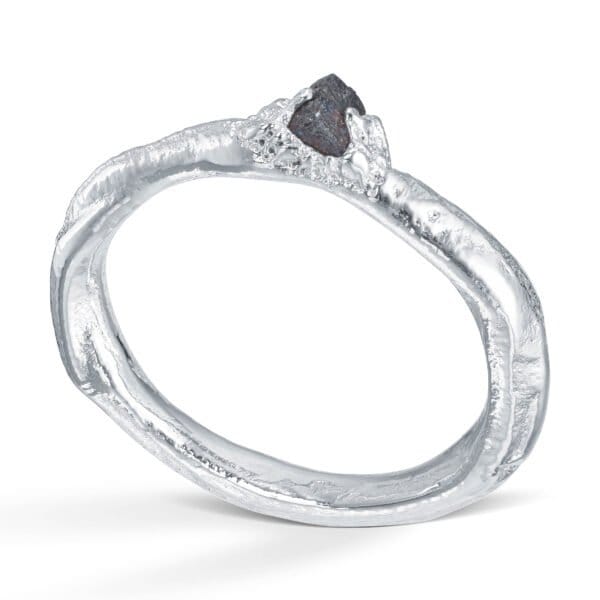 14 karat Hvitt gull. En organisk ring med en 3 mm stor rådiamant støpt inn i ringen. Håndlaget. Velg mellom størrelse 48 - 72.
