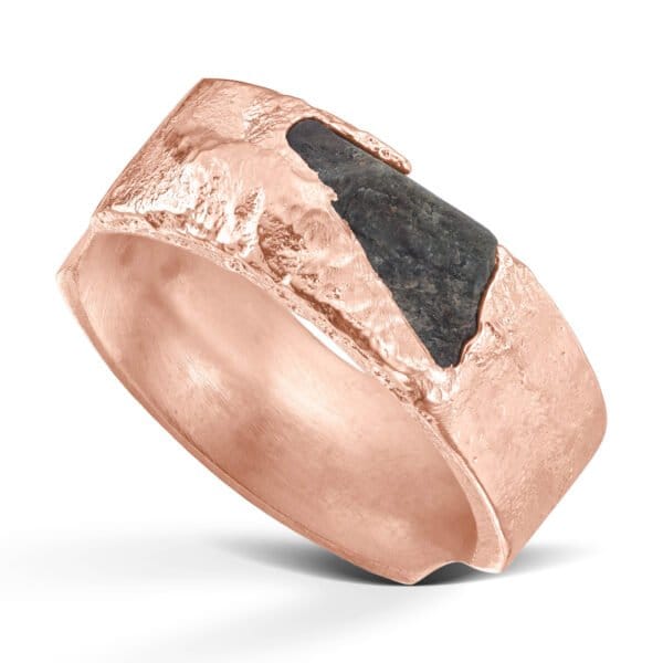 Tåpp ring, 14 karat rosé gull, en bred røff ring med Eklogitt støpt inn i gullet. Innsøkk i sidene for bedre passform mellom fingrene.