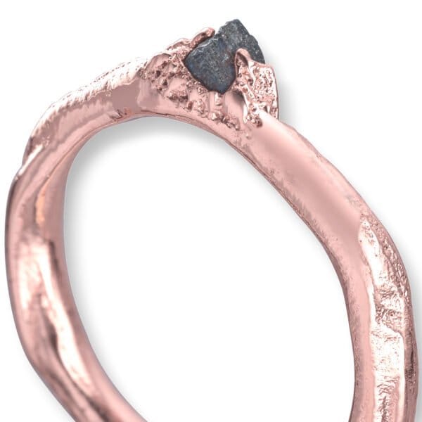 14 karat Roségull. En organisk ring med en 3 mm stor rådiamant støpt inn i ringen. Håndlaget. Velg mellom størrelse 48 - 72.