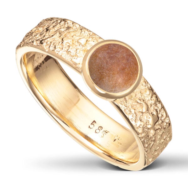 Fråst 585 gult gull ring, m/6 mm Kvartsit. En organisk ring med overflate inspirert av snøkrystaller. Ringen er avrundet inni, noe som gjør den komfortabel å bære.