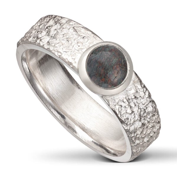 Fråst sølv ring, m/6 mm mørk Eklogitt.