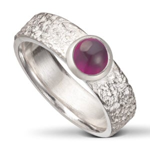 Fråst sølv ring, m/6 mm dyp rød Rhodolit.