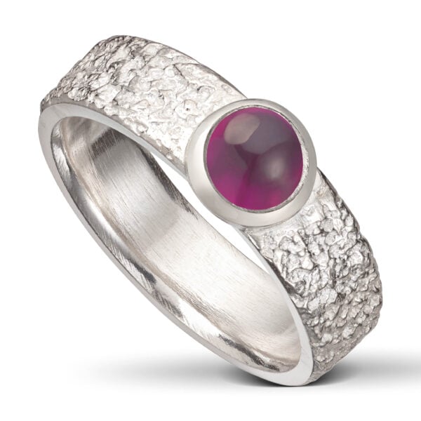 Fråst sølv ring, m/6 mm dyp rød Rhodolit.