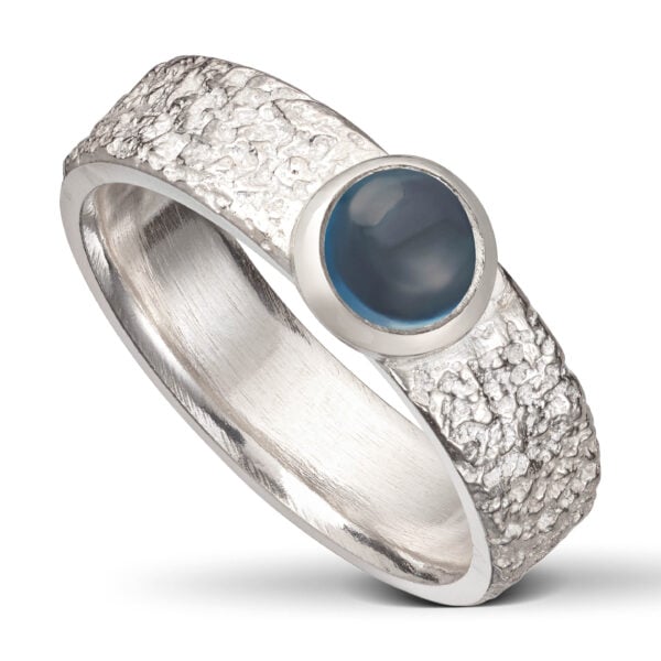 Fråst sølv ring, m/6 mm dyp blå Topas.