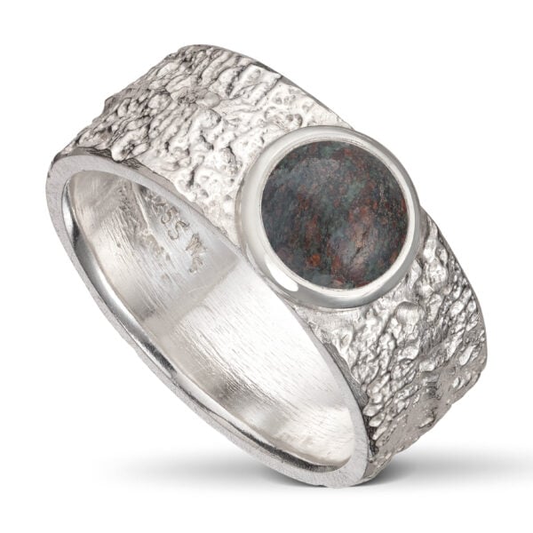 Fråst sølv ring, m/8 mm mørk Eklogitt.