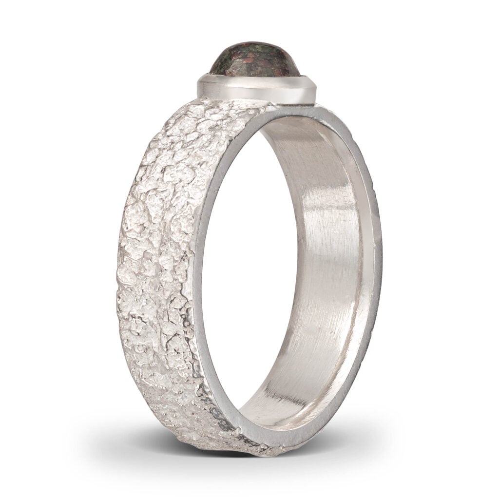 Fråst sølv ring, m/6 mm Eklogitt.