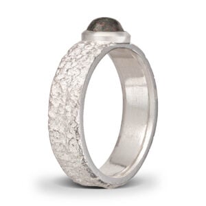 Fråst sølv ring, m/6 mm Eklogitt.
