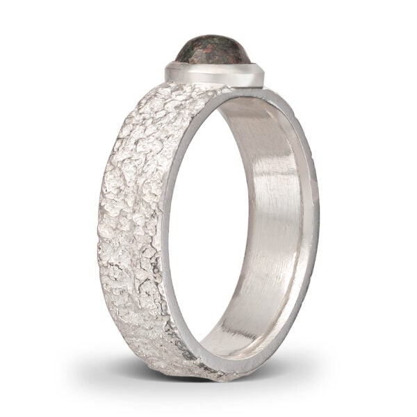 Fråst sølv ring, m/6 mm Eklogitt.