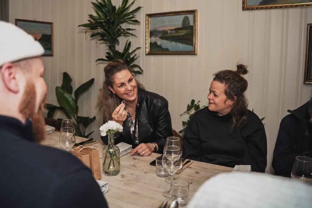 Deltaker fra Mingle Workshop og middag i Tromsø viser stolt frem ringen hun har laget i sølv under workshopen hos Gallery Wabi Sabi, et øyeblikk fanget på Hildr før middagen.