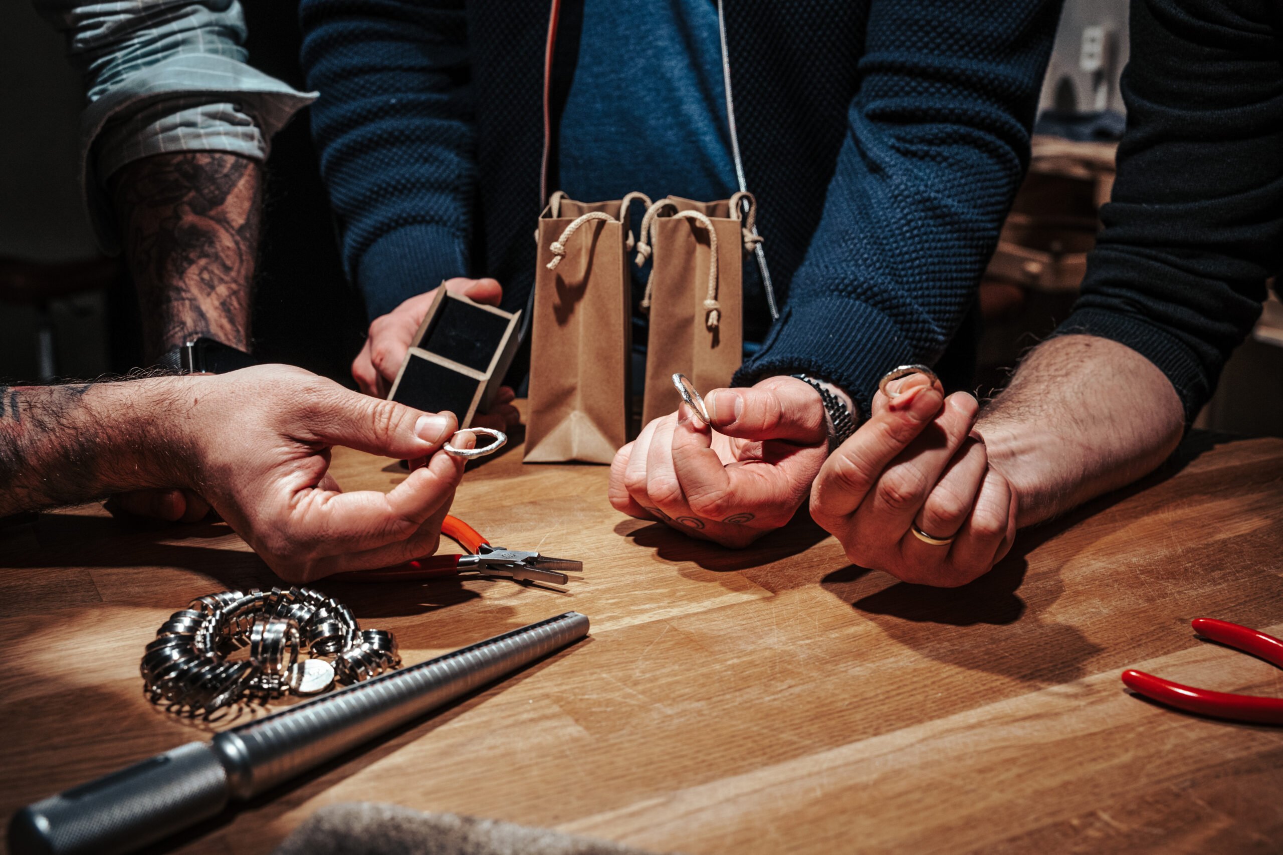 Deltakere fra Mingle Workshop og middag hos Gallery Wabi Sabi i Tromsø viser stolt frem sine sølvringer, håndlaget under kvelden som et personlig minne fra opplevelsen.