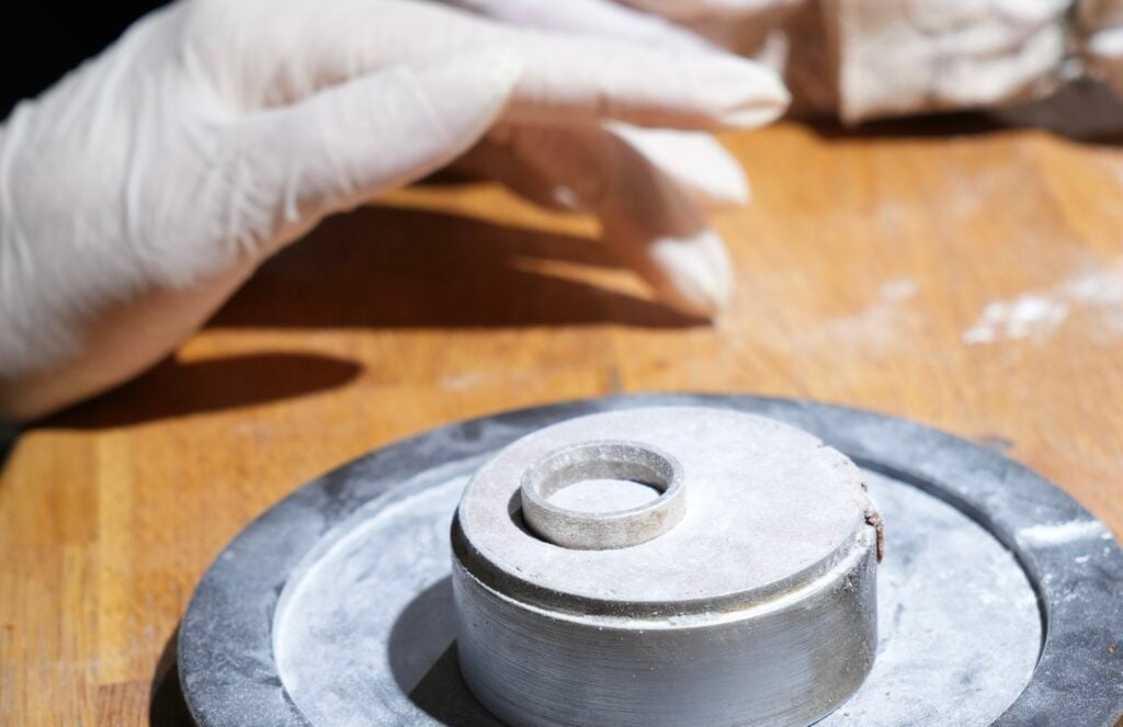 Støpemodell klargjøres i sand før støping av gullring i verkstedet hos Wabi Sabi